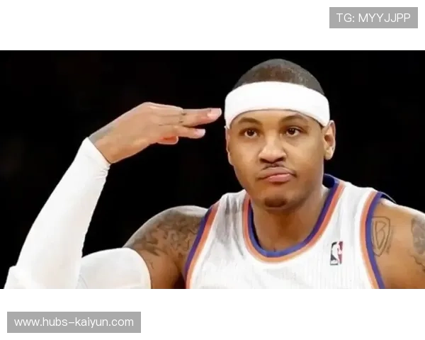 球星在边路训练中练习“低平传中+远点插上”组合